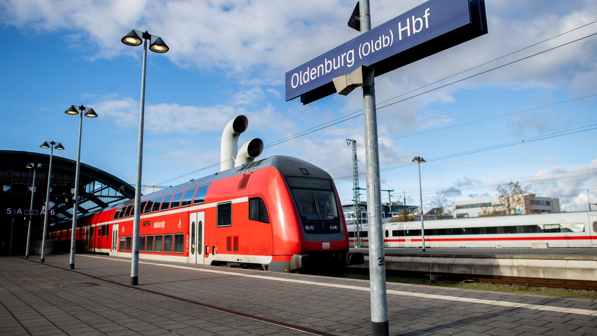 Ein Regional-Express der Deutschen Bahn (DB) steht an einem menschenleeren Bahnsteig im Hauptbahnhof Oldenburg. - Foto: Hauke-Christian Dittrich/dpa
