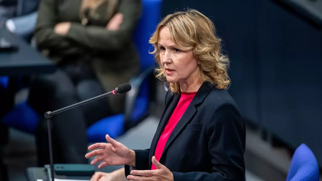 «Klimaschutz und Klimavorsorge verursachen Kosten. Aber wenn wir das unterlassen würden, wären die Kosten ein Vielfaches höher»: Steffi Lemke. - Bild: Melissa Erichsen/dpa