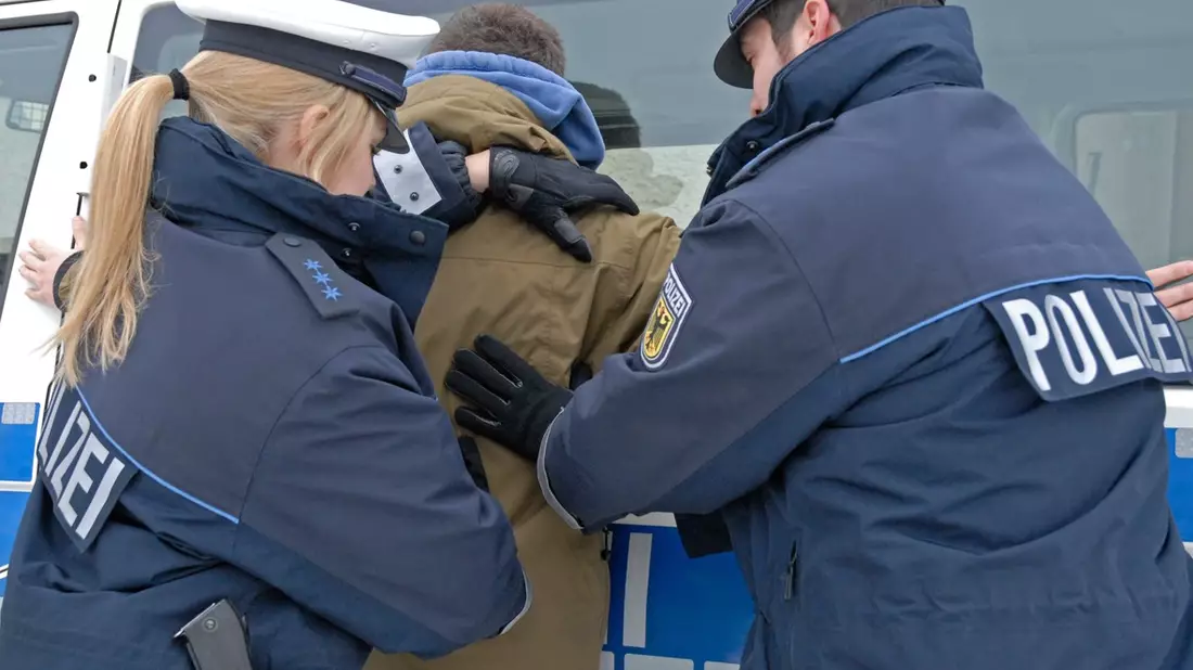 Bundespolizeidirektion München: Wenn Haft und Abschiebung droht/ Bundespolizei leistet Zuarbeit für Justiz und für Ausländerbehörde - Bild: presseportal.de