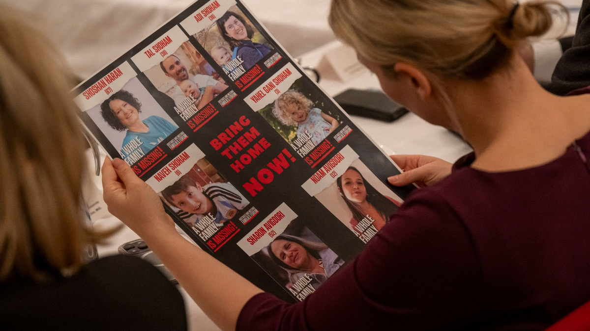 Ein Plakat der israelischen Geiseln der Hamas mit Bildern und den Namen. - Foto: Peter Kneffel/dpa