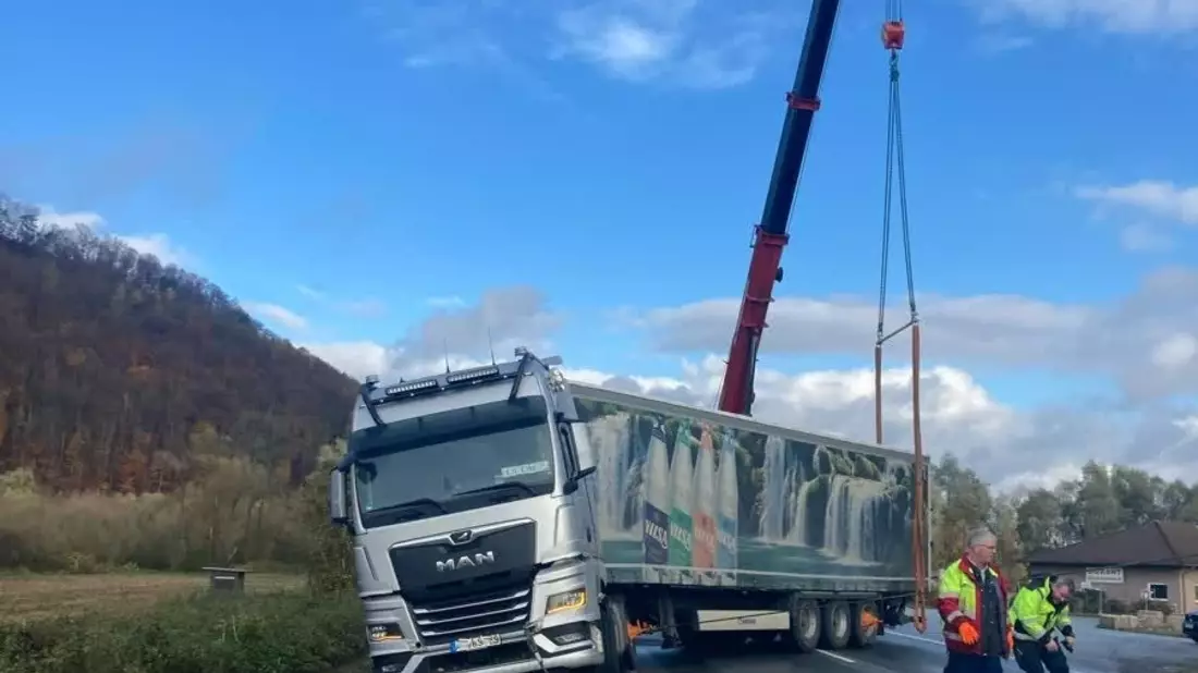 POL-HX: Lkw-Bergung sorgt für Vollsperrung der B64 - Bild: presseportal.de