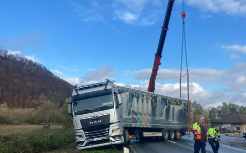 POL-HX: Lkw-Bergung sorgt für Vollsperrung der B64 - Foto: presseportal.de