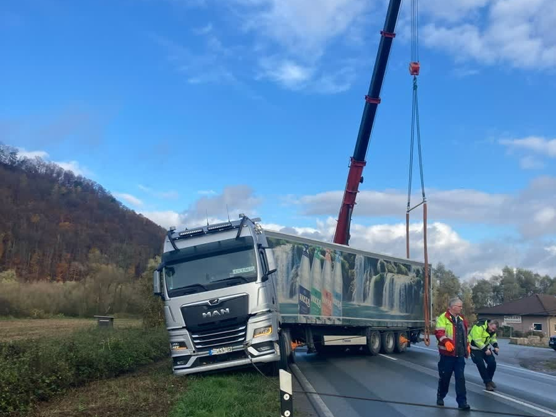 POL-HX: Lkw-Bergung sorgt für Vollsperrung der B64 - Foto: presseportal.de
