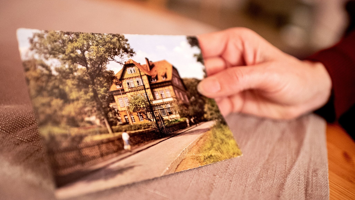 Die historische Postkarte zeigt die Kinderheilanstalt «Waldhaus» in Bad Salzdetfurth. In diesem Heim und ähnlichen Einrichtungen soll es in der Nachkriegszeit zu Misshandlungen von Klein- und Schulkindern gekommen sein. - Foto: Hauke-Christian Dittrich/dpa
