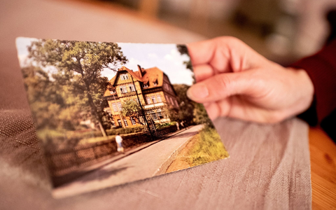 Die historische Postkarte zeigt die Kinderheilanstalt «Waldhaus» in Bad Salzdetfurth. In diesem Heim und ähnlichen Einrichtungen soll es in der Nachkriegszeit zu Misshandlungen von Klein- und Schulkindern gekommen sein. - Foto: Hauke-Christian Dittrich/dpa