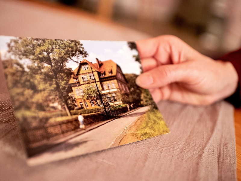 Die historische Postkarte zeigt die Kinderheilanstalt «Waldhaus» in Bad Salzdetfurth. In diesem Heim und Àhnlichen Einrichtungen soll es in der Nachkriegszeit zu Misshandlungen von Klein- und Schulkindern gekommen sein. - Foto: Hauke-Christian Dittrich/dpa