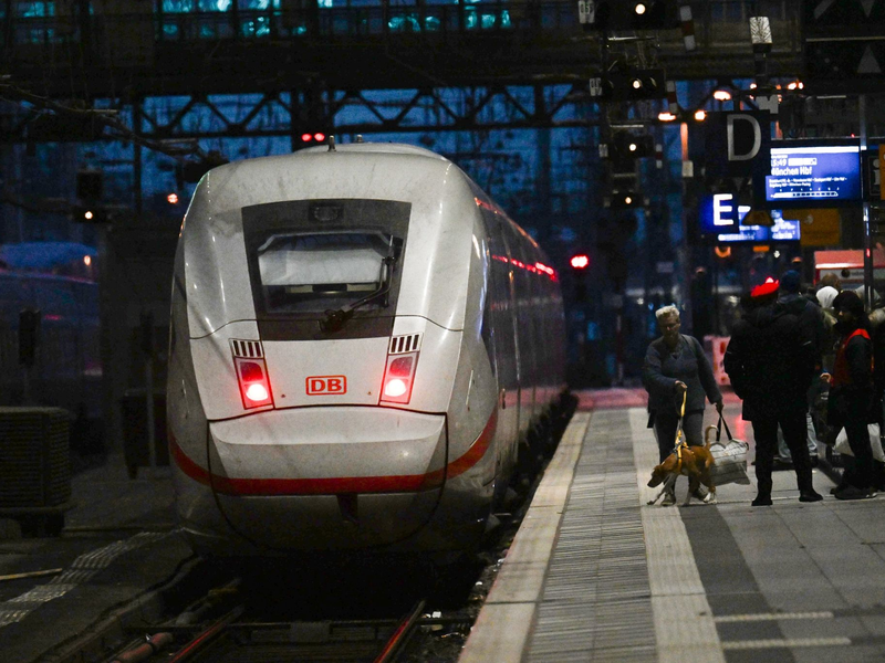 Ein ICE der Deutschen Bahn fährt aus dem Bahnhof. - Foto: Federico Gambarini/dpa