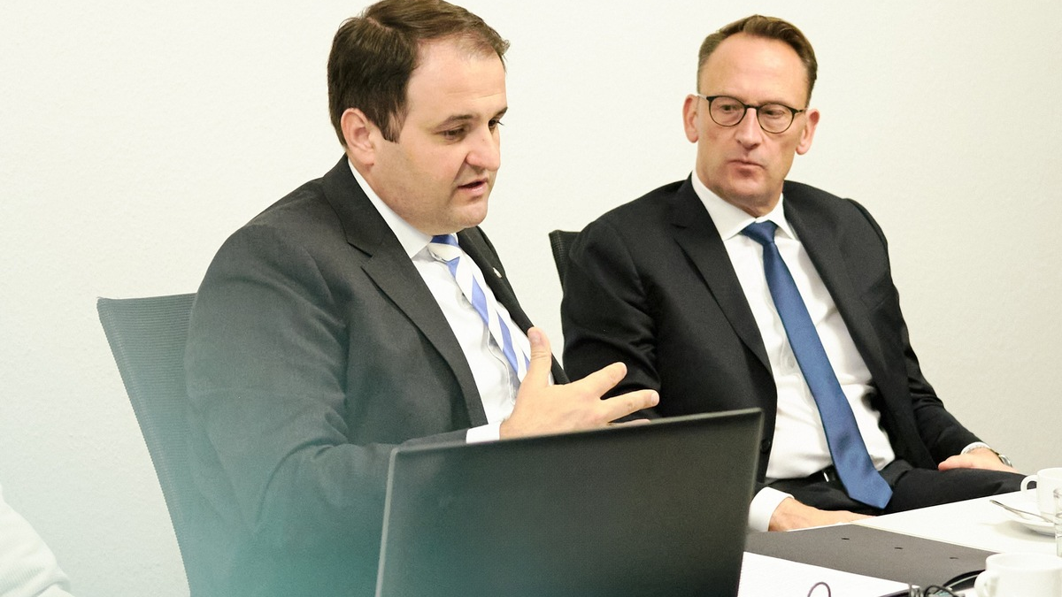 Mit KI gegen Antisemitismus und Hassrede im Internet / Medienminister Nathanael Liminski besucht das Aufsichtsteam der Landesanstalt für Medien NRW - Foto: presseportal.de