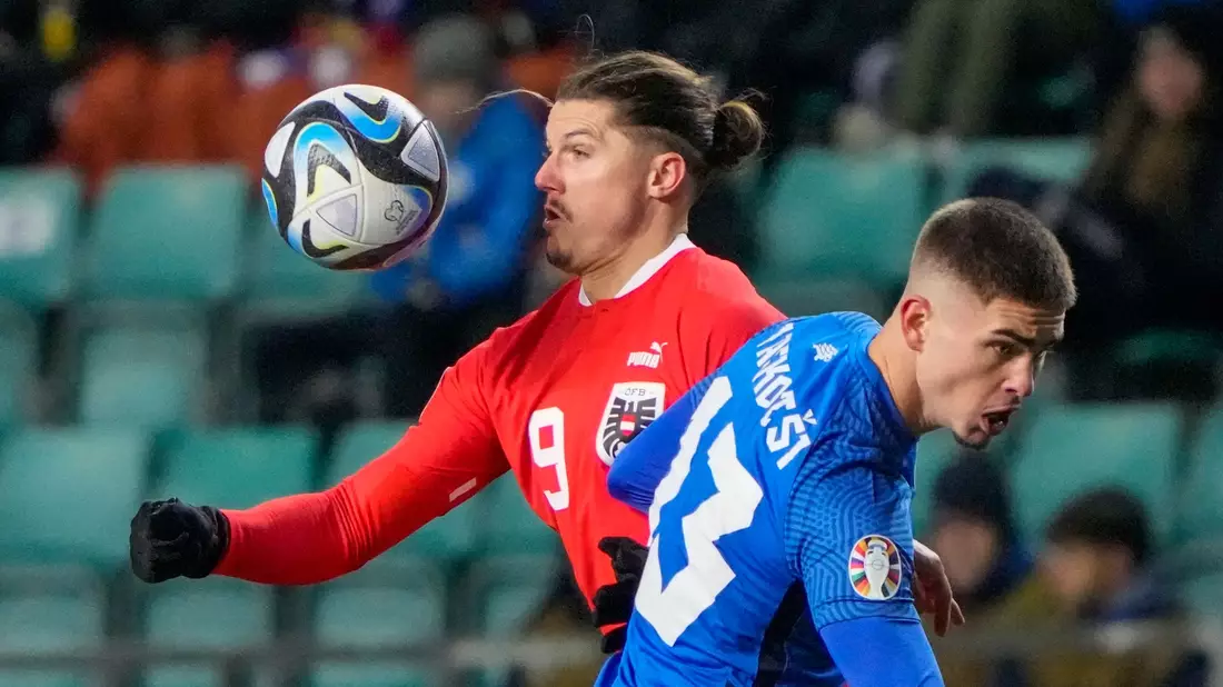 Die Österreicher um Marcel Sabitzer (l) setzten sich in Estland mit 2:0 durch. - Bild: Sergei Grits/AP/dpa