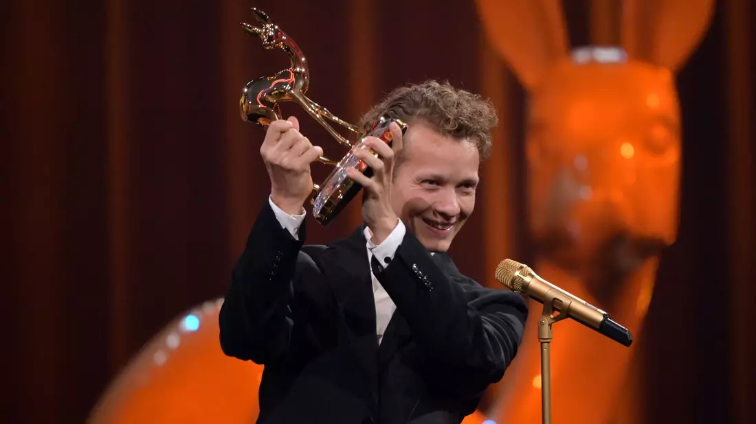 Schauspieler Felix Kammerer mit dem Bambi in der Kategorie «Schauspieler National». - Bild: Peter Kneffel/dpa