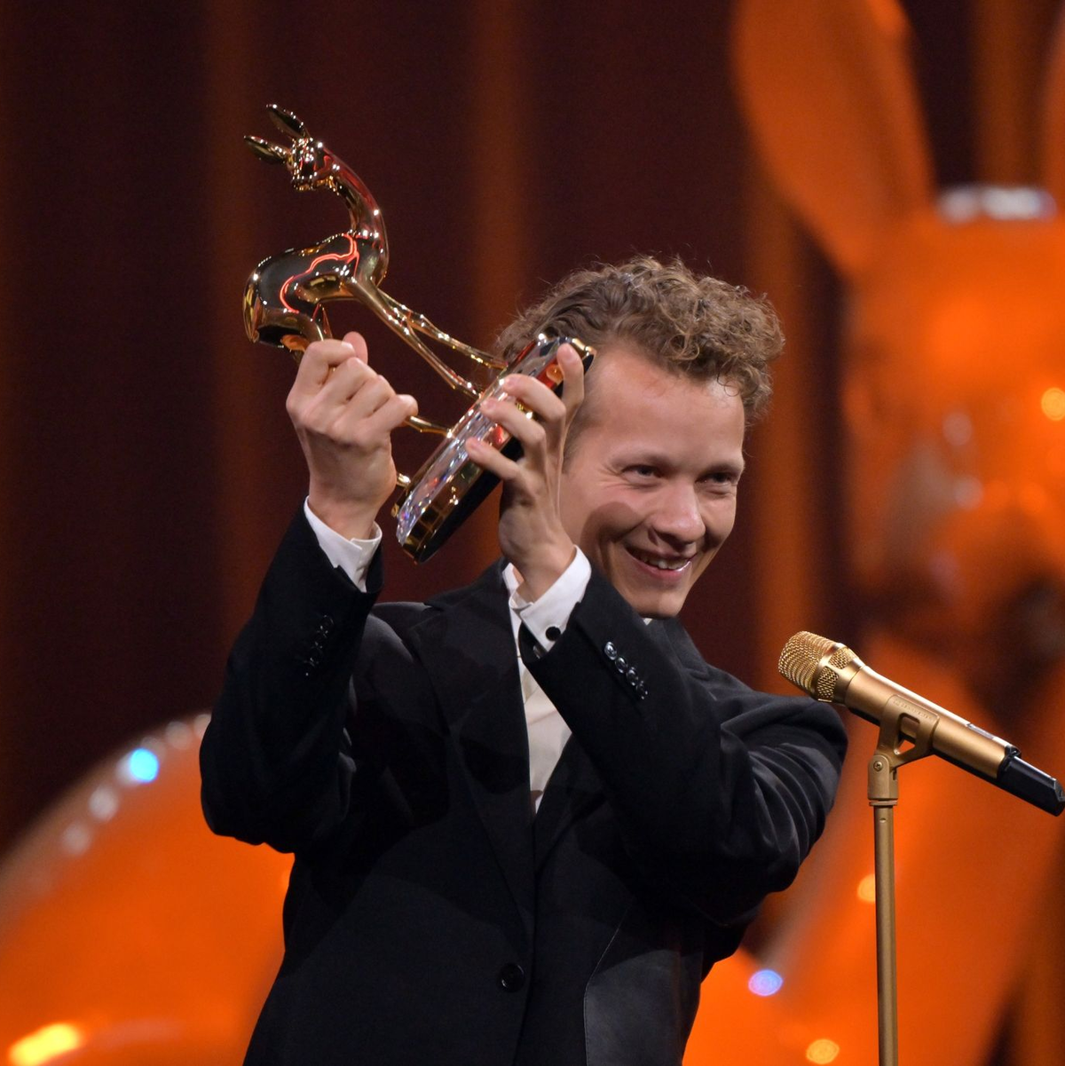Schauspieler Felix Kammerer mit dem Bambi in der Kategorie «Schauspieler National». - Foto: Peter Kneffel/dpa