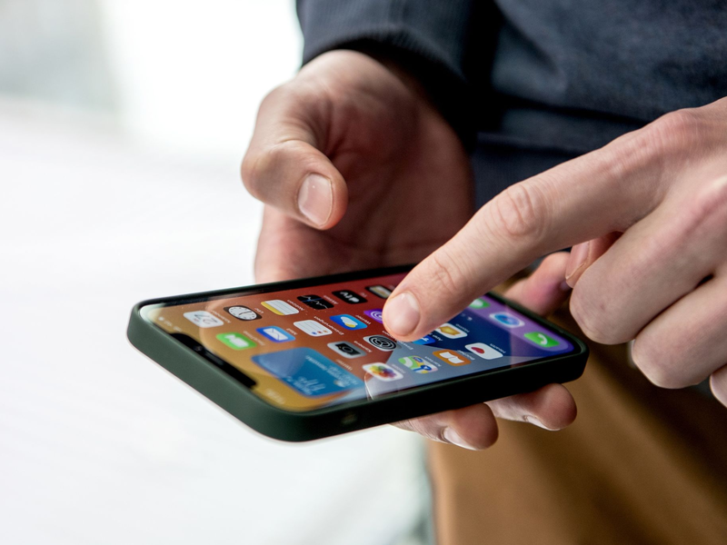 Apple sperrte sich bisher dagegen, RCS zu unterstützen. - Foto: Zacharie Scheurer/dpa