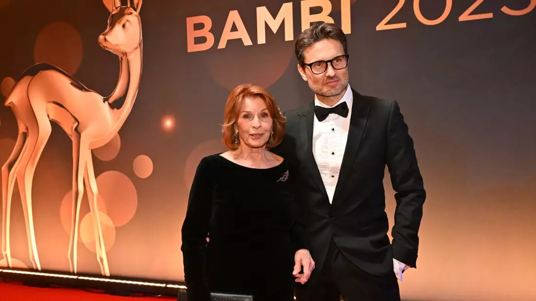 Schauspielerin Senta Berger kommt mit Sohn Simon Verhoeven zur Verleihung in den Bavaria Filmstudios. - Bild: Peter Kneffel/dpa