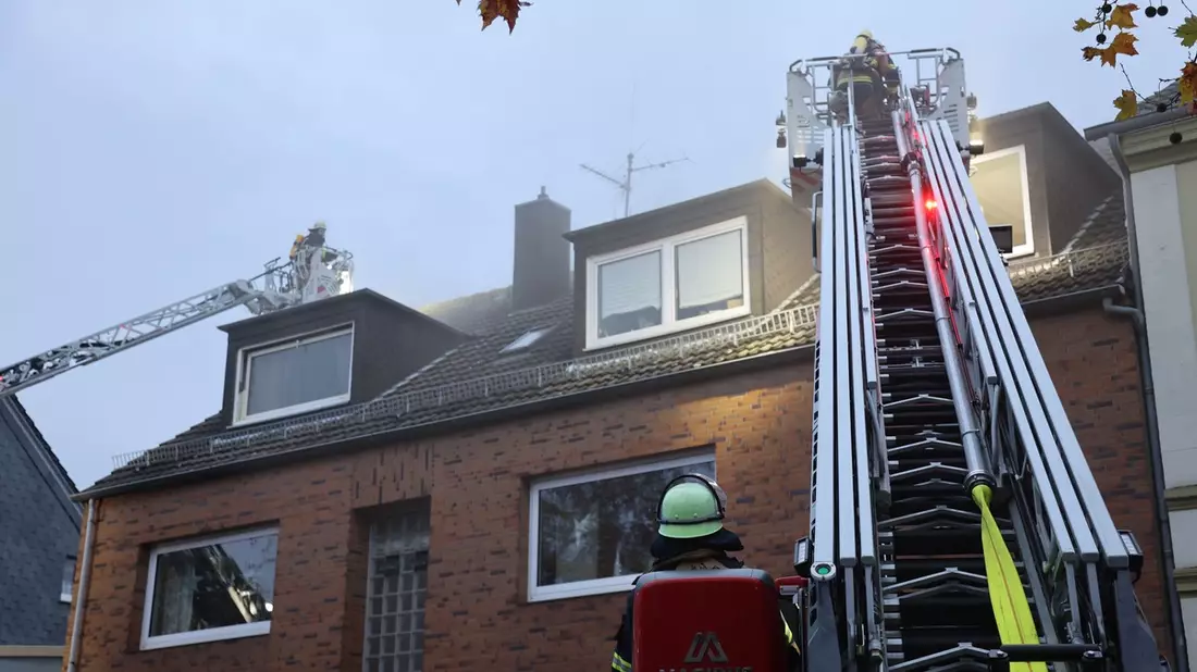 FW-E: Brand im Dachstuhl eines Mehrfamilienhauses - keine Verletzten Personen - Bild: presseportal.de