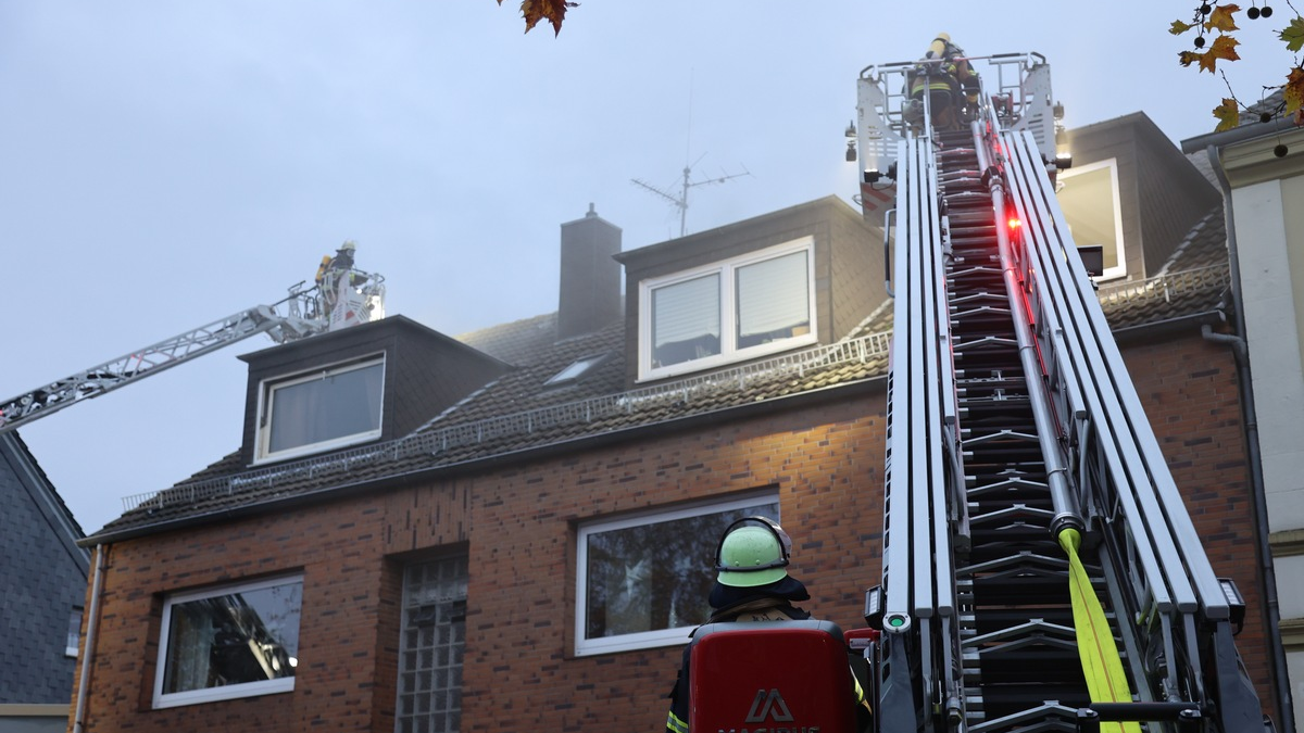 FW-E: Brand im Dachstuhl eines Mehrfamilienhauses - keine Verletzten Personen - Foto: presseportal.de