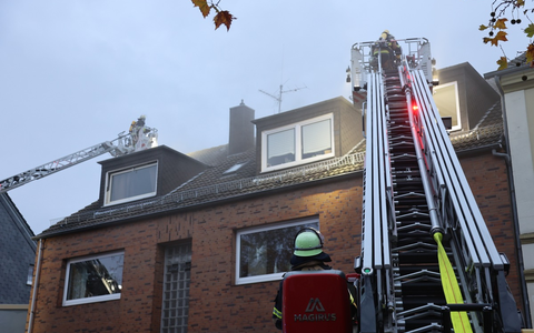 FW-E: Brand im Dachstuhl eines Mehrfamilienhauses - keine Verletzten Personen - Foto: presseportal.de