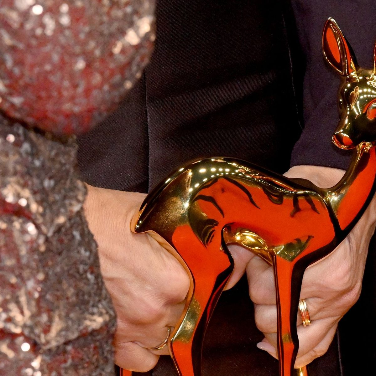 Sänger Giovanni Zarrella (r) und seine Frau Jana Ina Zarrella jubeln mit dem Bambi in der Kategorie «Entertainment». - Foto: Felix Hörhager/dpa