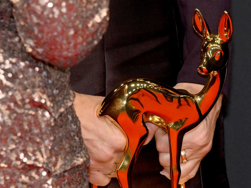 Sänger Giovanni Zarrella (r) und seine Frau Jana Ina Zarrella jubeln mit dem Bambi in der Kategorie «Entertainment». - Foto: Felix Hörhager/dpa