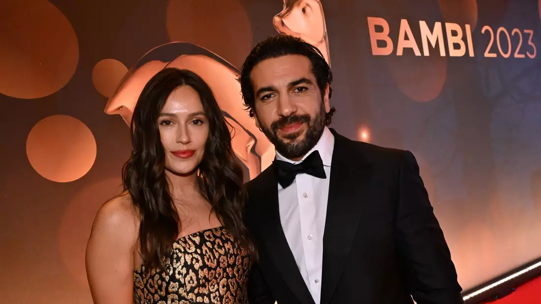Schauspieler Elyas M'Barek war auch unter den Nominierten. Hier mit Ehefrau Jessica. - Bild: Peter Kneffel/dpa