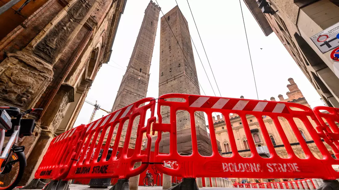 Die italienische Stadt Bologna bangt um eines ihrer Wahrzeichen: den berühmten schiefen Garisenda-Turm. - Bild: Giorgio Bianchi/Comune di Bologna/dpa