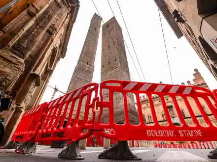 Die italienische Stadt Bologna bangt um eines ihrer Wahrzeichen: den berühmten schiefen Garisenda-Turm. - Foto: Giorgio Bianchi/Comune di Bologna/dpa