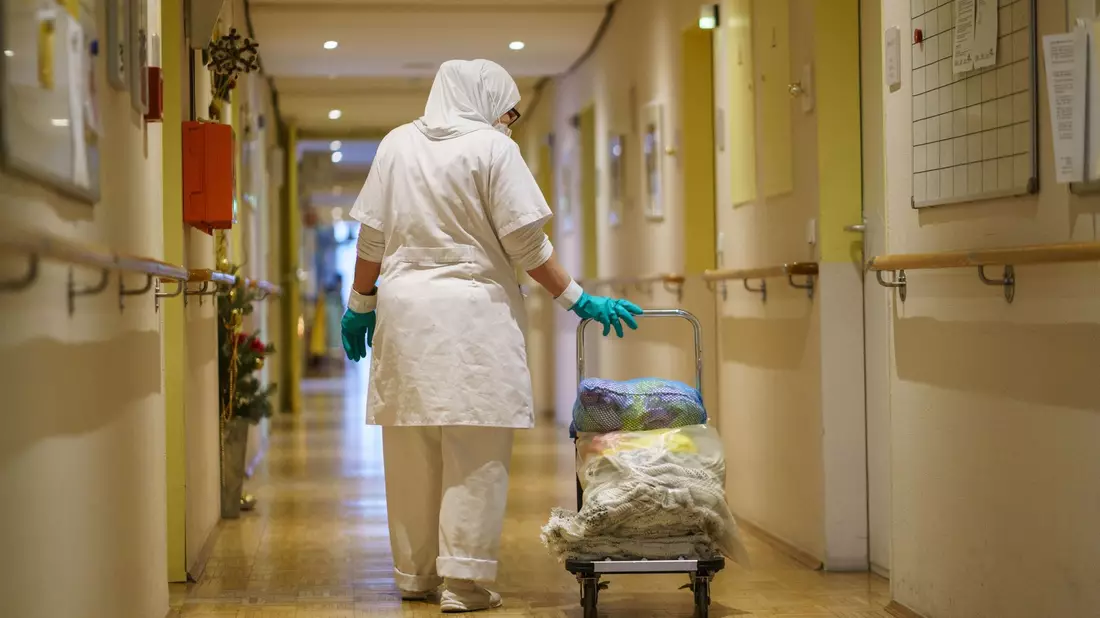 Vor allem in Reinigungsberufen und in der Gastronomie gibt es laut Statistischem Bundesamt überdurchschnittlich viele Erwerbstätige mit Migrationshintergrund. - Bild: Frank Rumpenhorst/dpa