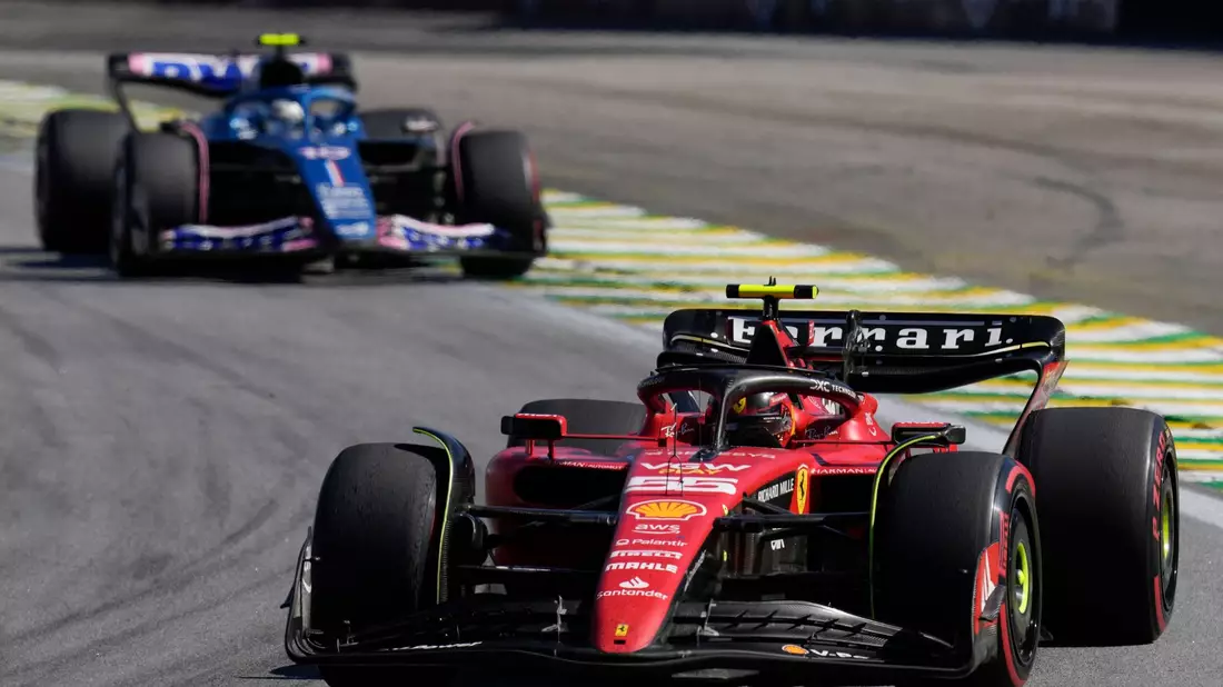 Carlos Sainz ist mit seinem Ferrari stehen geblieben, nachdem sein Auto dem Anschein nach über ein Hindernis gehüpft und erschüttert worden war. - Bild: Andre Penner/AP/dpa