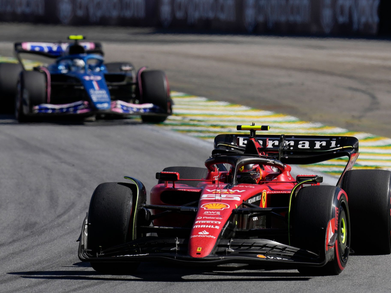 Carlos Sainz ist mit seinem Ferrari stehen geblieben, nachdem sein Auto dem Anschein nach über ein Hindernis gehüpft und erschüttert worden war. - Foto: Andre Penner/AP/dpa