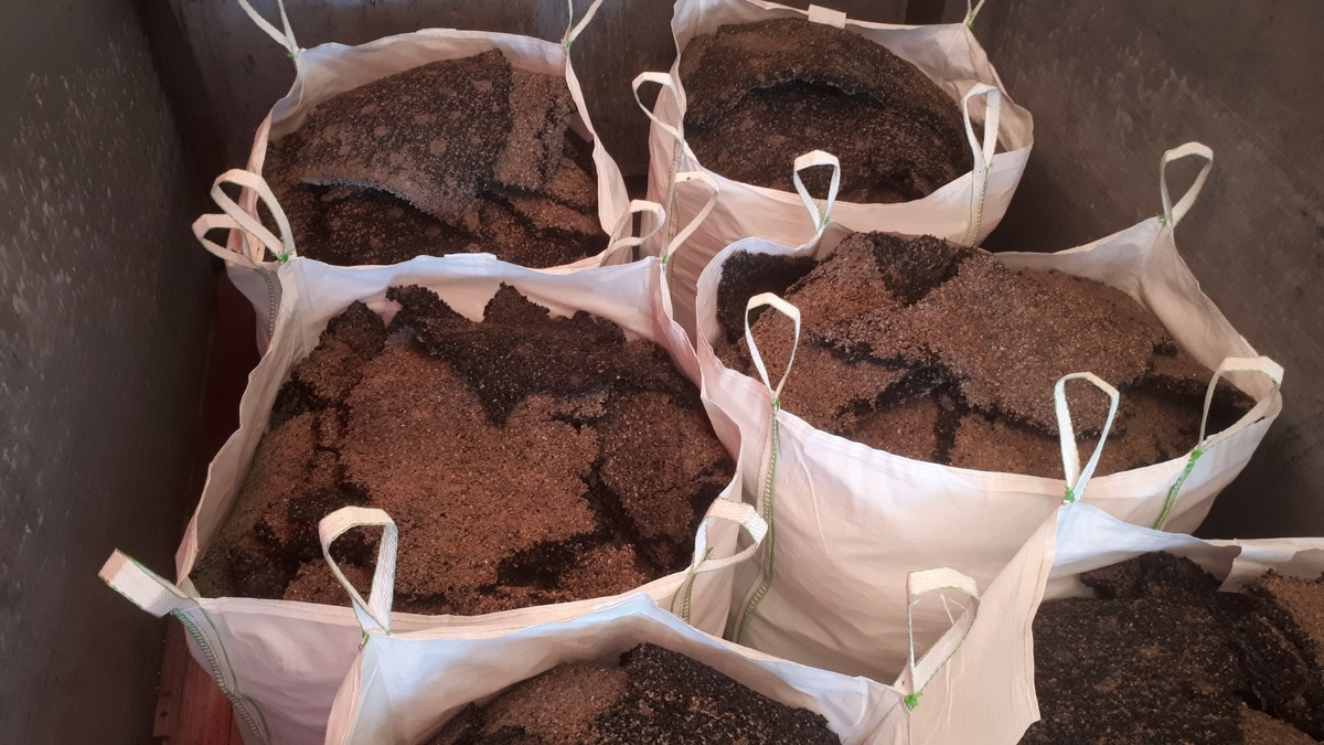 HZA-LÖ: Zoll verweigert Einfuhr von ausgespieltem Kunstrasen - Foto: presseportal.de