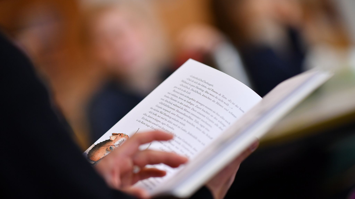 Durch den bundesweiten Vorlesetag soll jährlich im November ein Zeichen für die Bedeutung des Vorlesens gesetzt werden. - Foto: Felix Kästle/dpa/Illustration