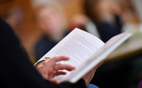 Durch den bundesweiten Vorlesetag soll jährlich im November ein Zeichen für die Bedeutung des Vorlesens gesetzt werden. - Foto: Felix Kästle/dpa/Illustration