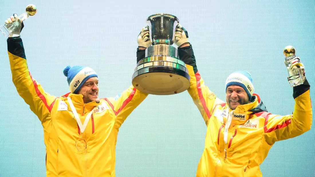 Johannes Lochner (r) und sein Anschieber Georg Fleischhauer siegten auch in Peking. - Bild: Robert Michael/dpa