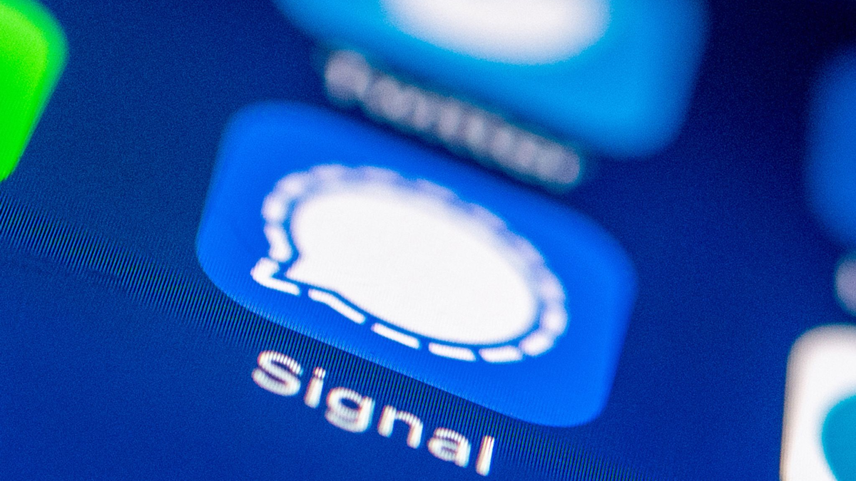 Das Logo des Messenger Dienstes Signal auf einem Smartphone. - Foto: Zacharie Scheurer/dpa-tmn/dpa