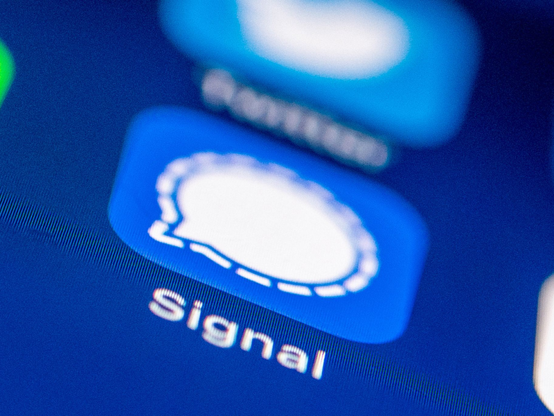 Das Logo des Messenger Dienstes Signal auf einem Smartphone. - Foto: Zacharie Scheurer/dpa-tmn/dpa