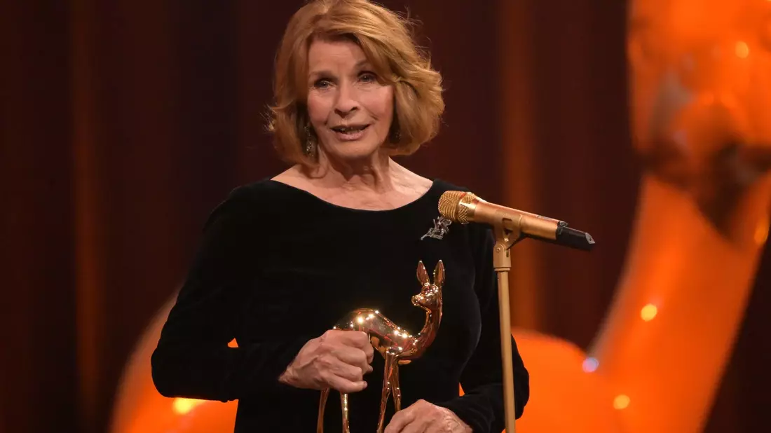 Senta Berger erhielt den Bambi für ihr Lebenswerk. - Bild: Peter Kneffel/dpa