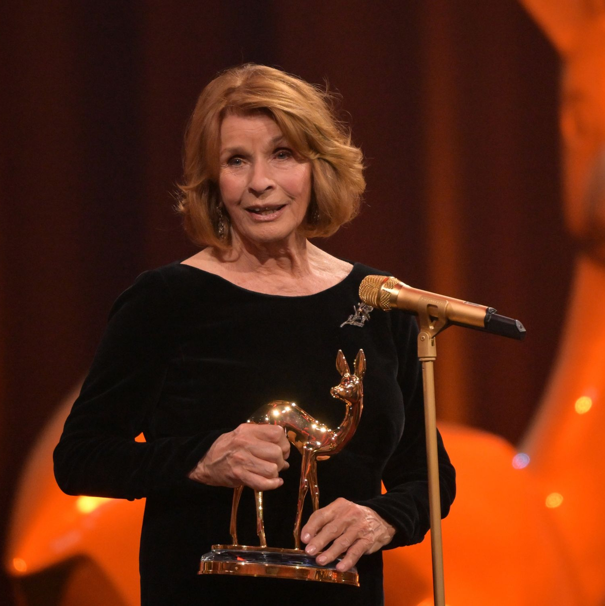 Senta Berger erhielt den Bambi für ihr Lebenswerk. - Foto: Peter Kneffel/dpa