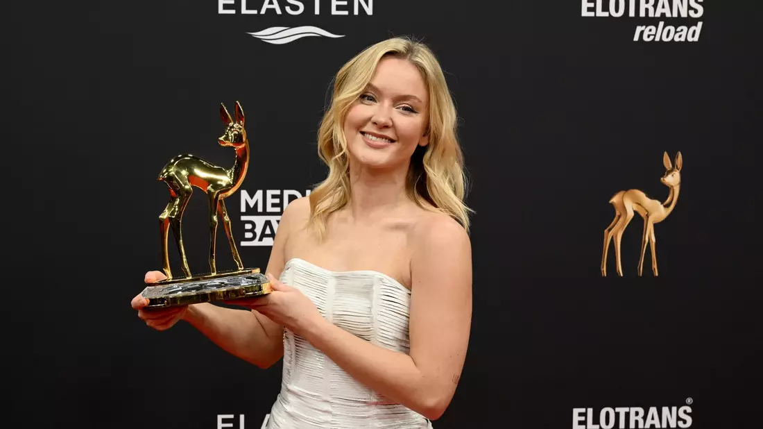 Sängerin Zara Larsson mit ihrem Bambi in der Kategorie «Musik international». - Bild: Felix Hörhager/dpa