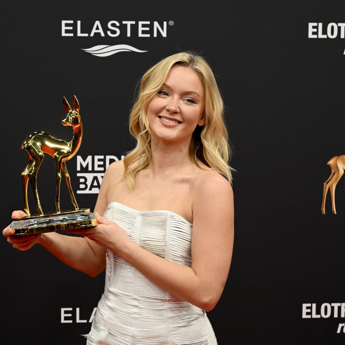 Sängerin Zara Larsson mit ihrem Bambi in der Kategorie «Musik international». - Foto: Felix Hörhager/dpa