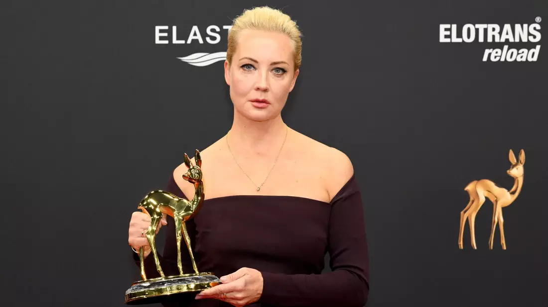 Julija Nawalnaja erhielt den Bambi in der Kategorie «Mut» den sie für ihren Mann Alexej Nawalny entgegengenommen hat. - Bild: Felix Hörhager/dpa