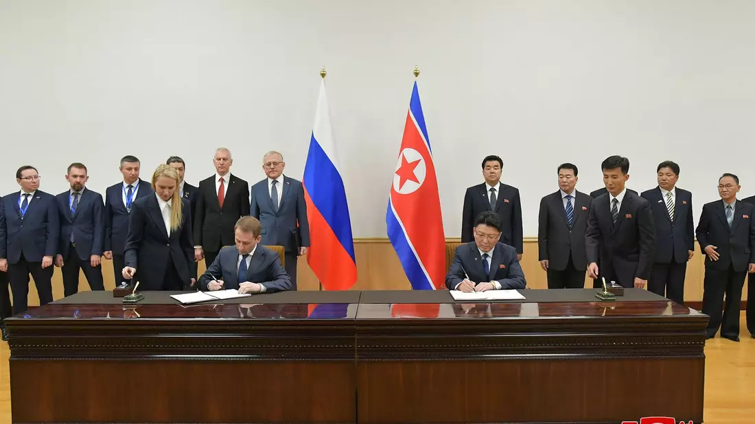 Nordkoreas Außenwirtschaftsminister Yun Jong-ho (r) und Alexander Kozlow, russischer Minister für natürliche Ressourcen, unterzeichnen ein Protokoll über die Ausweitung ihrer Zusammenarbeit. - Bild: Uncredited/KCNA/KNS/dpa