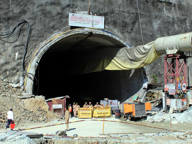 Rettungskräfte gehen in der Nähe des eingestürzten Tunnels. Die Rettungsarbeiten dauern nun schon länger als eine Woche an. - Foto: Uncredited/AP/dpa