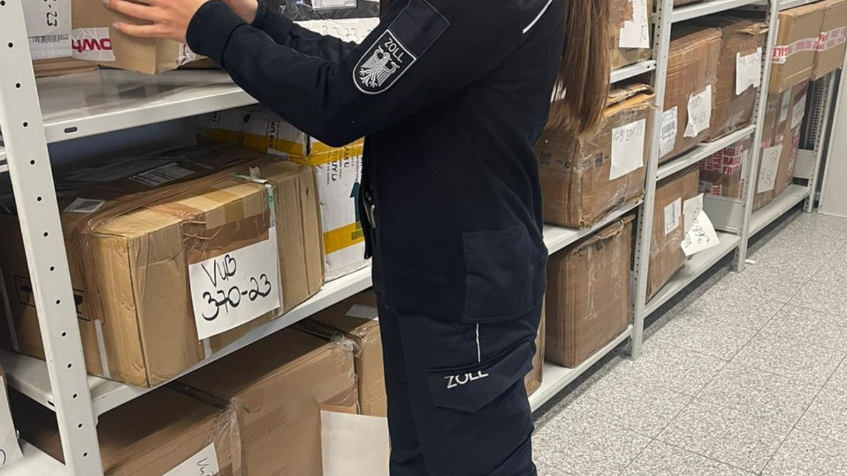 HZA-SW: Besonders zur Weihnachtszeit: Wie das Paket schnell und sicher durch den Zoll kommt / Neue IT-Anwendung erleichtert die Zollabfertigung von Paketsendungen - Foto: presseportal.de