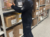 HZA-SW: Damit ihr Päckchen sicher durch den Zoll kommt - Das Hauptzollamt Schweinfurt gibt Hinweise fürs Weihnachtsshopping - Foto: presseportal.de