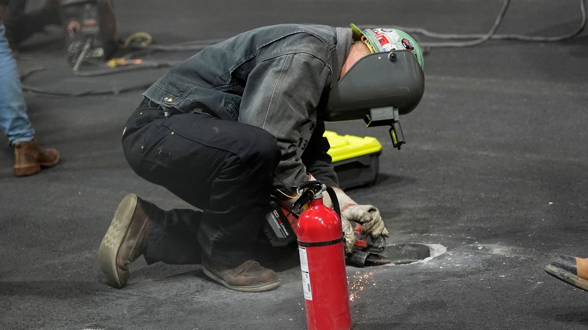 Wegen Arbeiten an einem Wasserschacht auf der Strecke verzögert sich der Zeitplan des Formel-1-Events in Las Vegas. - Foto: Nick Didlick/FR AP/AP