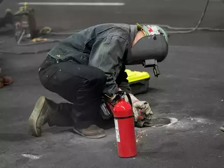 Wegen Arbeiten an einem Wasserschacht auf der Strecke verzögert sich der Zeitplan des Formel-1-Events in Las Vegas. - Foto: Nick Didlick/FR AP/AP