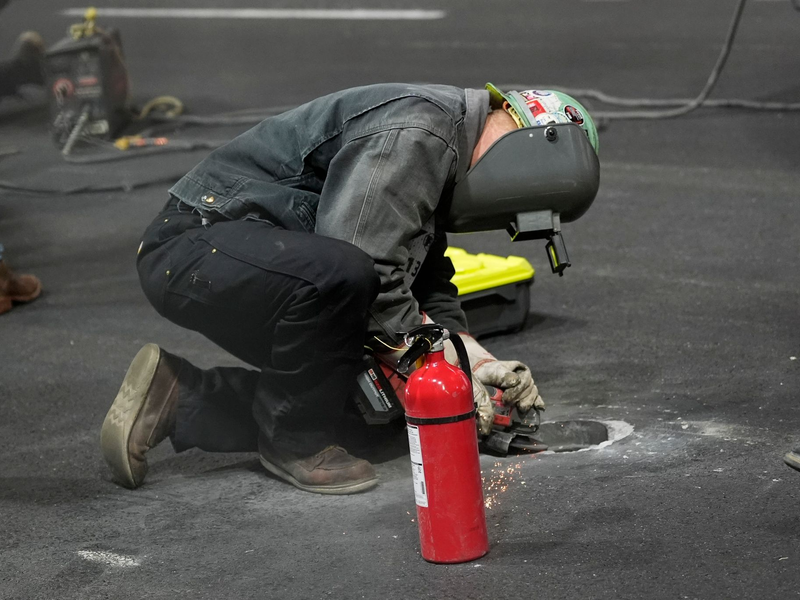 Wegen Arbeiten an einem Wasserschacht auf der Strecke verzögert sich der Zeitplan des Formel-1-Events in Las Vegas. - Foto: Nick Didlick/FR AP/AP