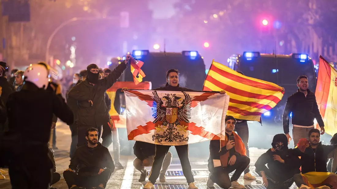 Polizisten greifen während einer Demonstration gegen die Amnestie in Ferraz ein. - Bild: Diego Radamés/EUROPA PRESS/dpa