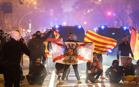 Polizisten greifen während einer Demonstration gegen die Amnestie in Ferraz ein. - Foto: Diego Radamés/EUROPA PRESS/dpa