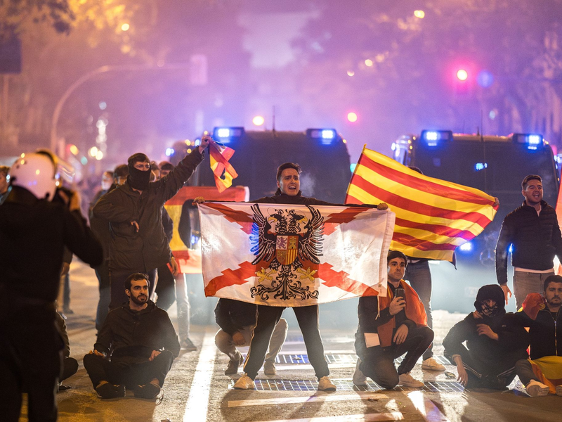 Polizisten greifen während einer Demonstration gegen die Amnestie in Ferraz ein. - Foto: Diego Radamés/EUROPA PRESS/dpa