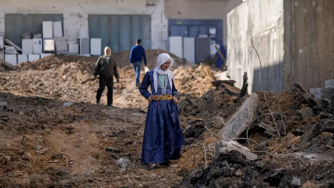 Ein israelischer Militärangriff beschädigte eine Straße in Dschenin im Westjordanland. - Bild: Majdi Mohammed/AP